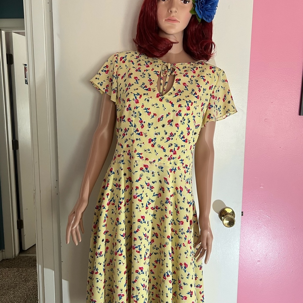 2 for $40 Unique Vintage 1940’s tea dress yellow floral